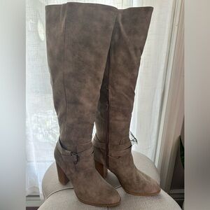 ✨👢 NEW beautiful knee high tan detailed boots 10